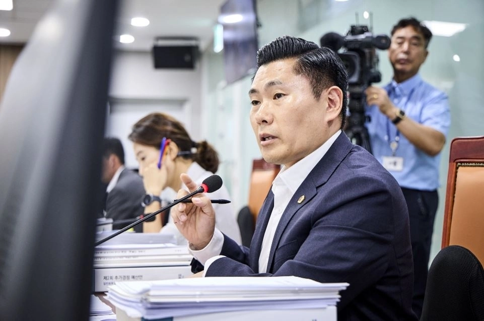 ▲ 지난 9일 제393회 임시회 건설국 소관 2026년도 제2회 추가경정예산안 심사에서 질의하는 김지호 의원(사진=경기도의회)