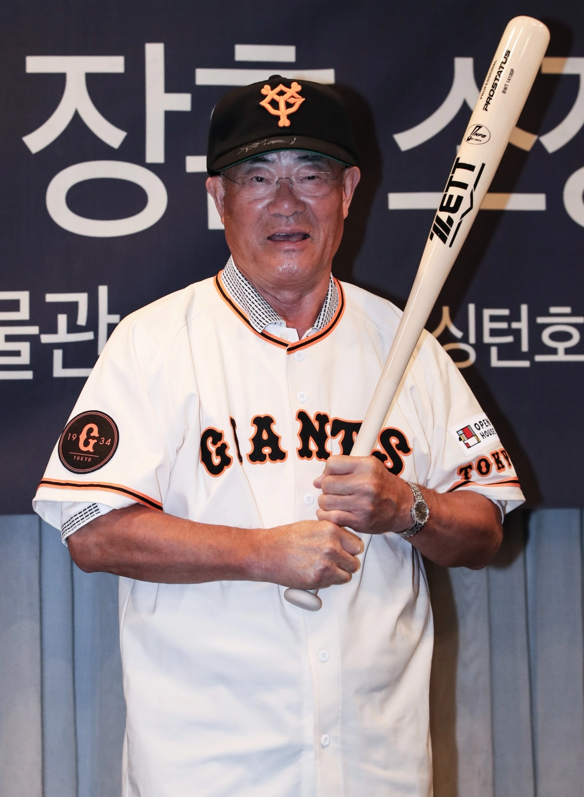 2018년 소장품을 기증하기 위해 방한한 장훈이 현역 시절 입었던 유니폼을 입고 포즈를 취하고 있다.  연합뉴스
