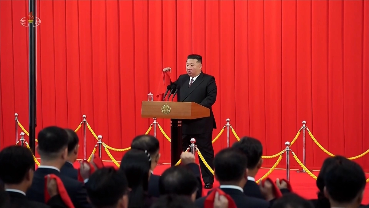 김정은 북한 국무위원장이 지난 9일 평양의사당에서 열린 ‘공화국 창건’ 78주년 기념 국기계양식 및 중앙선서모임에서 붉은색 머플러를 손에 쥐고 선서하는 모습을 조선중앙TV가 10일 보도했다. 평양 조선중앙TV·연합뉴스