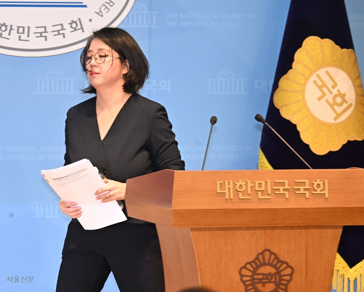 용혜인 성평등가족부 장관 후보자가 10일 국회 소통관에서 기자회견을 마친 뒤 자리를 떠나고 있다. 용 후보자는 자신과 소속 정당에 제기된 각종 의혹에 대해 반박하며 비례대표 사퇴 등은 거부했다. 안주영 전문기자