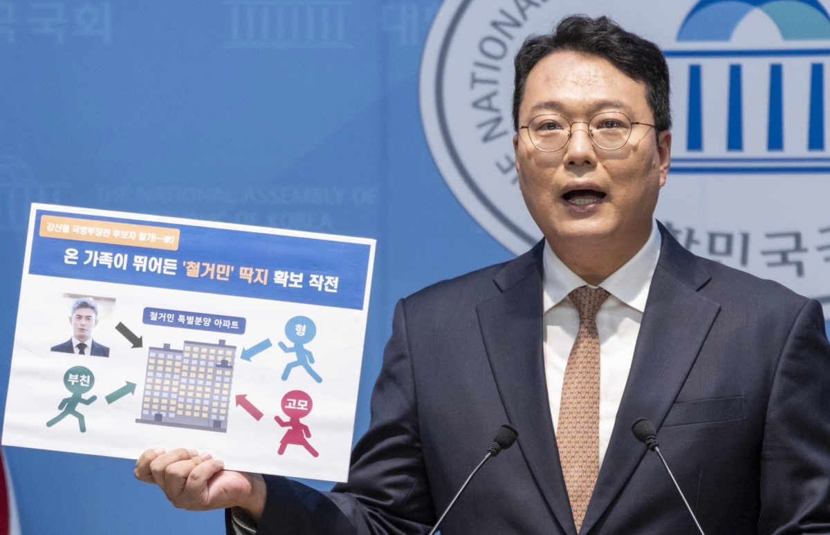 개혁신당 천하람 대표 권한대행이 10일 국회 소통관에서 강신철 국방부 장관 후보자 가족 부동산 투자 의혹 관련 기자회견을 하고 있다. 2026.9.10 연합뉴스