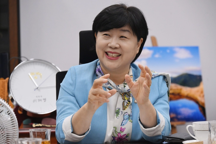 더불어민주당 소속 서영교 국회 법제사법위원장이 10일 국회 본관 법사위원장실에서 서울신문과 인터뷰를 하고 있다. 안주영 전문기자