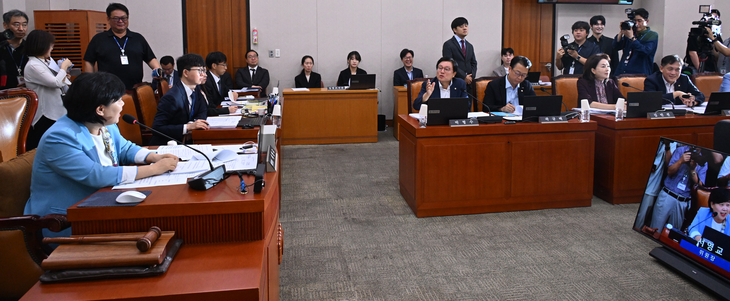 서영교 국회 법사위원장이 지난 7월 29일 국회에서 열린 법제사법위원회 전체회의에서 의사봉을 두드리고 있다. 안주영 전문기자
