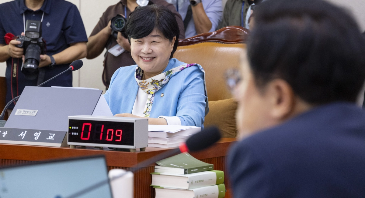 서영교 국회 법사위원장이 지난 9일 국회에서 열린 법제사법위원회 전체 회의 도중 최근 제기되고 있는 김승원 법무부 장관 후보자의 ‘신약 임상시험 청탁 의혹’과 관련해 국민의힘 법사위 박형수 간사의 “인사청문회에 관련 인물들을 증인으로 채택에 해야한다”는 의사 진행 발언을 듣다 미소짓고 있다. 연합뉴스