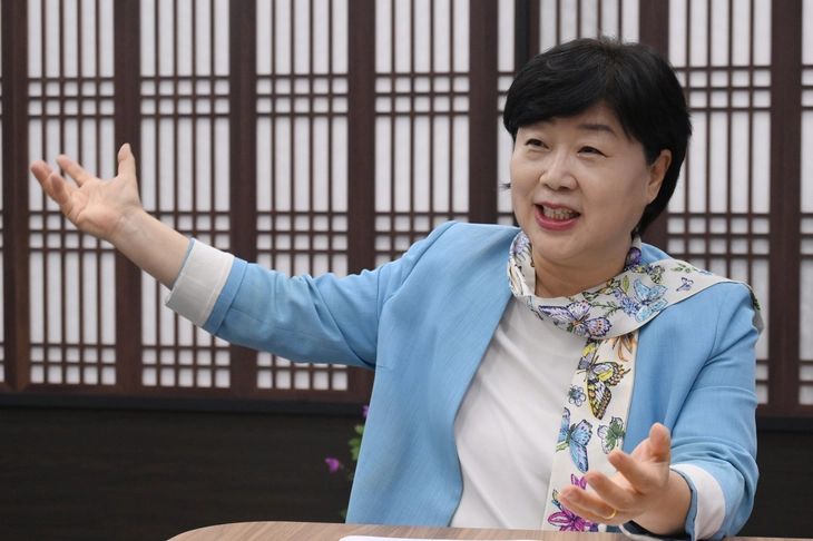 더불어민주당 소속 서영교 국회 법제사법위원장이 10일 국회 본관 법사위원장실에서 서울신문과 인터뷰를 하고 있다. 안주영 전문기자