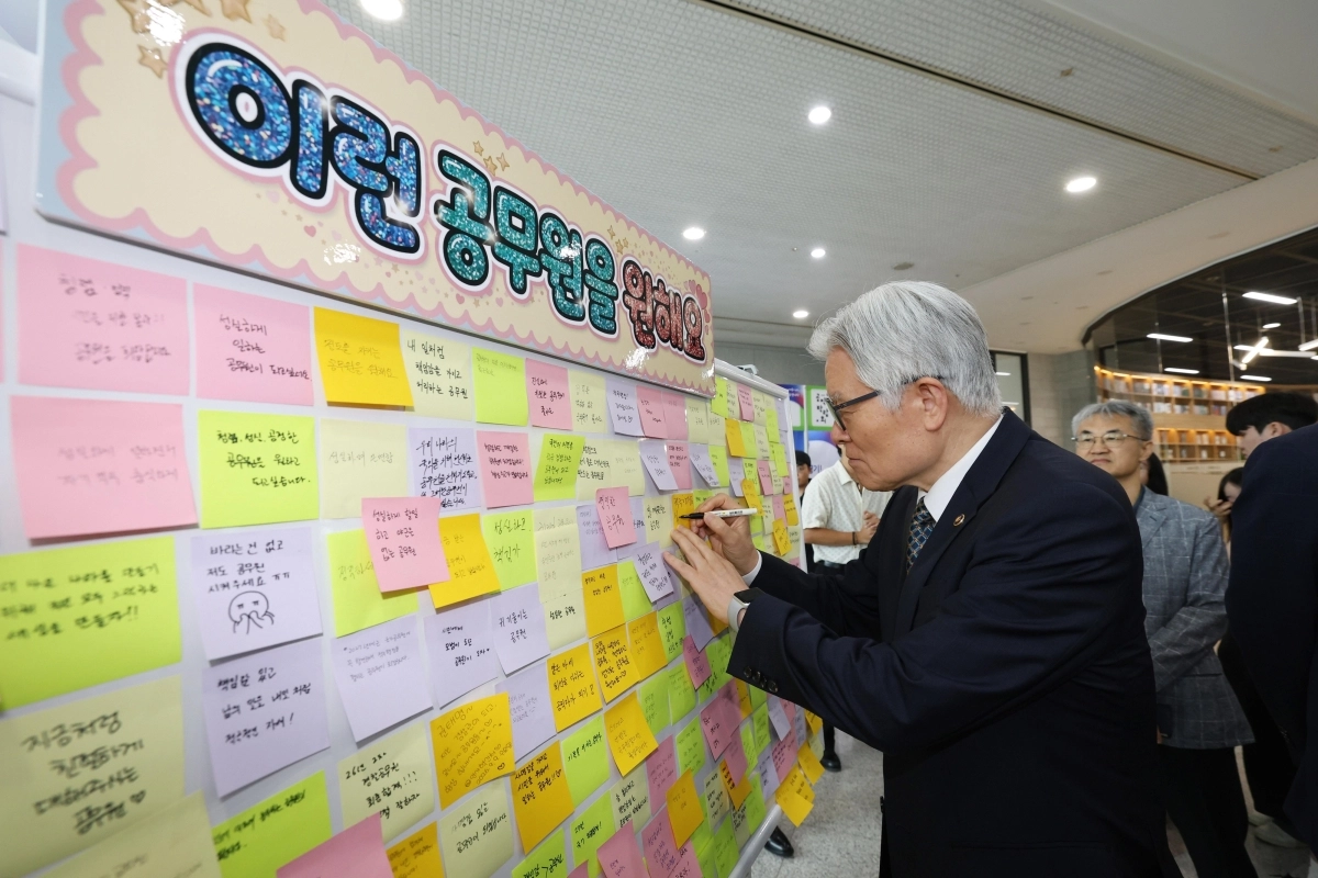 공직박람회 찾은 최동석 인사혁신처장