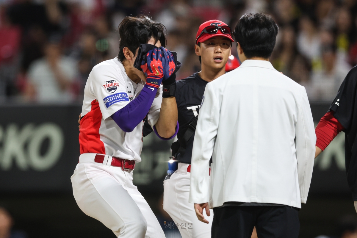 KIA 타이거즈 김도영이 9일 광주 기아챔피언스필드에서 열린 NC 다이노스와의 안방 경기에서 4회말 기습번트를 시도하다 타구를 얼굴에 맞은 후 고통스러워 하고 있다. 2026.9.9 KIA 타이거즈 제공