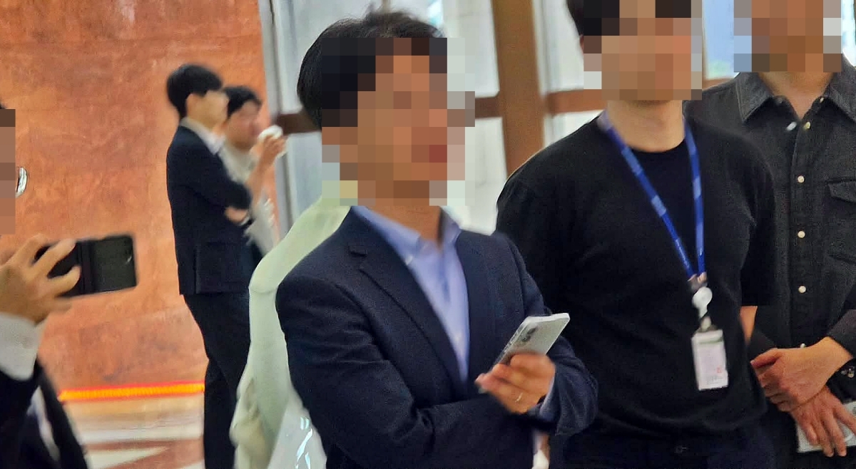 총리실 직원이 한동훈 무소속 의원의 기자회견에서 자신을 일반 시민이라고 밝히고 질의한 사실을 놓고 한 의원과 한성숙 국무총리가 10일 국회 대정부질문에서 정면 충돌했다. 한 의원은 “총리실이 야당 국회의원을 사찰하느냐”며 총리실 차원의 개입 의혹을 제기했고, 한 총리는 “사찰은 과한 말씀”이라고 반박하면서도 부적절한 행위가 확인되면 엄정 처리하겠다고 밝혔다. 사진은 이날 한 의원이 페이스북에 공개한 사진. 총리실 직원이 한 의원의 기자회견에서 일반 시민이라며 한 총리를 옹호하는 취지의 질문을 하고 있다. 2026.9.10 한동훈 의원 페이스북