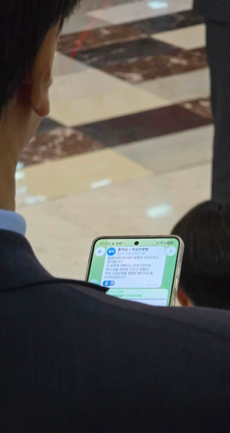 총리실 직원이 한동훈 무소속 의원의 기자회견에서 자신을 일반 시민이라고 밝히고 질의한 사실을 놓고 한 의원과 한성숙 국무총리가 10일 국회 대정부질문에서 정면 충돌했다. 한 의원은 “총리실이 야당 국회의원을 사찰하느냐”며 총리실 차원의 개입 의혹을 제기했고, 한 총리는 “사찰은 과한 말씀”이라고 반박하면서도 부적절한 행위가 확인되면 엄정 처리하겠다고 밝혔다. 사진은 이날 한 의원이 페이스북에 공개한 사진. 한 의원의 기자회견에서 일반 시민이라며 한 총리를 옹호하는 취지의 질문을 한 직원의 휴대전화 화면에 총리님+주요간부방’이라는 이름의 텔레그램 대화방이 떠 있다. 2026.9.10 한동훈 의원 페이스북