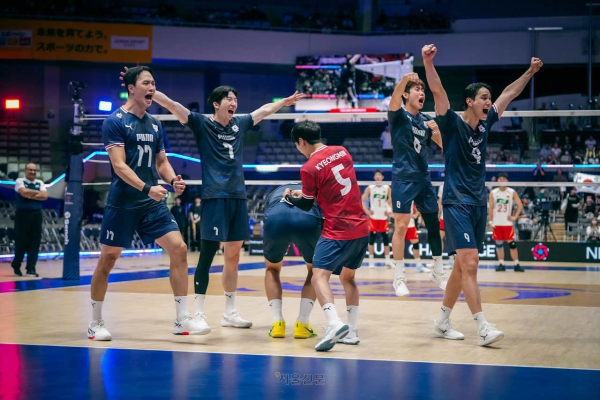 남자배구 대표팀 선수들이 10일 일본 후쿠오카현 기타큐슈시립 종합체육관에서 열린 2026 아시아남자배구선수권대회 8강전에서 중국을 꺾고 환호하고 있다. 2026.9.10 아시아배구연맹 제공
