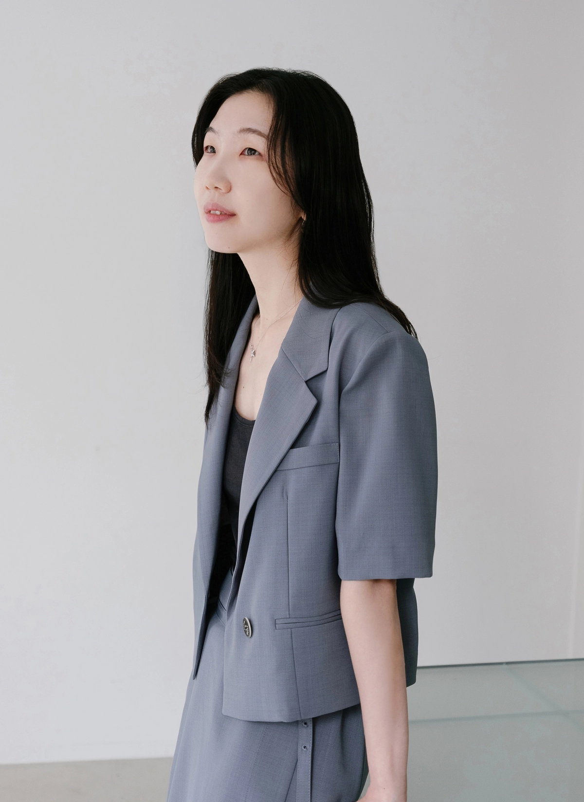 단편집 ‘대부호’를 낸 소설가 성혜령은 평범한 일상에서 피어오르는 소시민의 악의를 미세하게 포착한다. ⓒ최모레