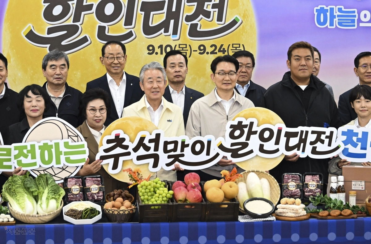 강호동(앞줄 왼쪽 세 번째) 농협중앙회장과 김종구(네 번째) 농림축산식품부 차관이 10일 서울 서초구 농협 하나로마트 양재점에서 열린 추석맞이 할인 대전 행사에서 기념촬영을 하고 있다. 농협은 추석을 앞두고 사과·배 등 주요 농축산물과 선물세트를 할인 판매한다. 이지훈 기자