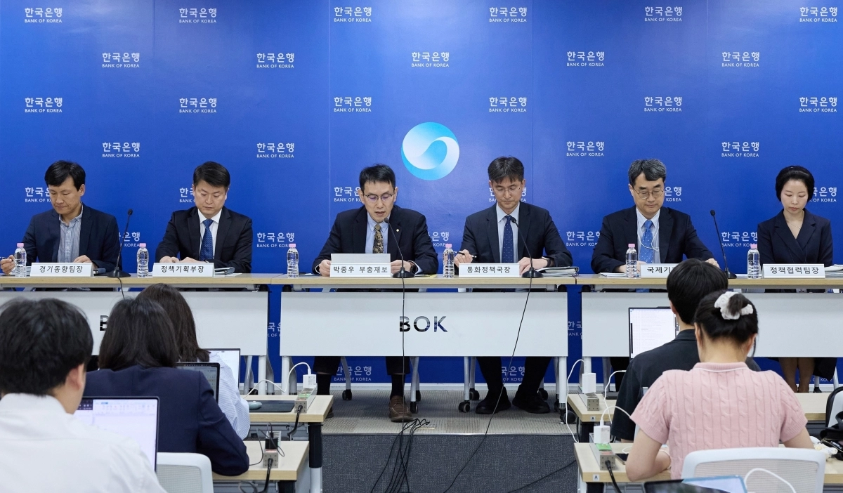 10일 서울 중구 한국은행에서 통화신용정책보고서 설명회가 열리고 있다. 왼쪽부터 곽법준 조사국 경기동향팀장, 안성근 통화정책국 정책기획부장, 박종우 부총재보, 최창호 통화정책국장, 유재현 국제국 국제기획부장, 배문선 통화정책국 정책협력팀장. 2026.9.10  한국은행 제공