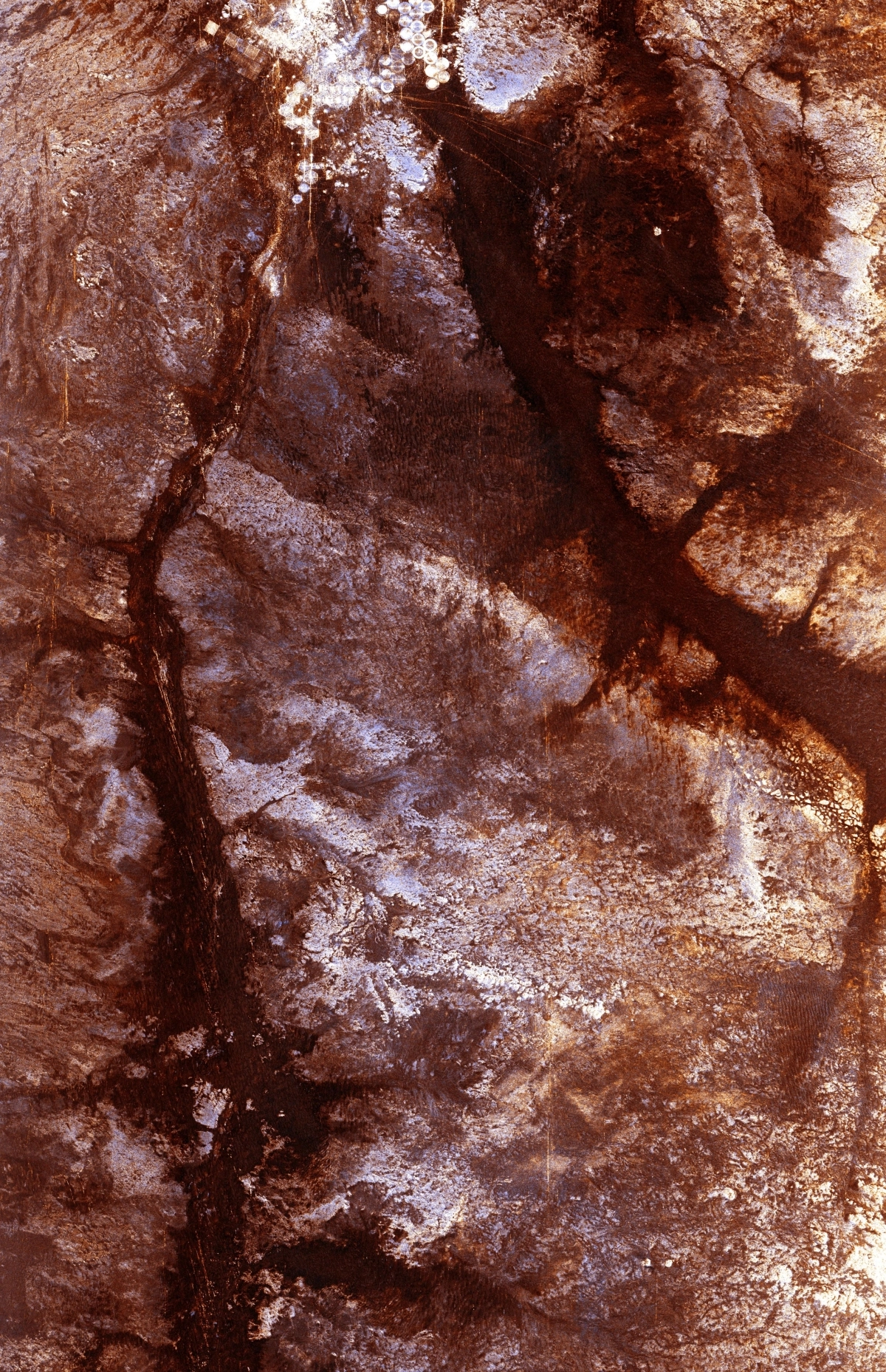 1994년 미국 항공우주국(NASA) 우주왕복선이 촬영한 리비아 사하라 사막의 와디 쿠프라. 모래 아래 고대 하천 흔적이 선명하다. 미래의창 제공