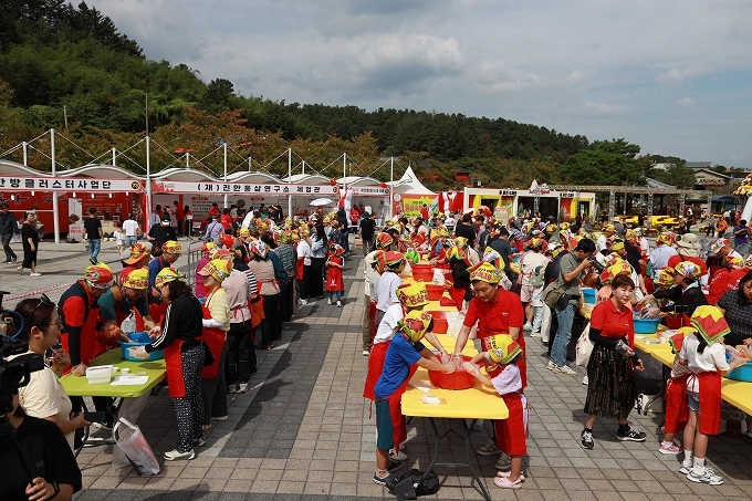 지난해 열린 진안 홍삼축제에서 관광객들이 홍삼 깍두기 만들기 체험을 하고 있다.  진안군 제공