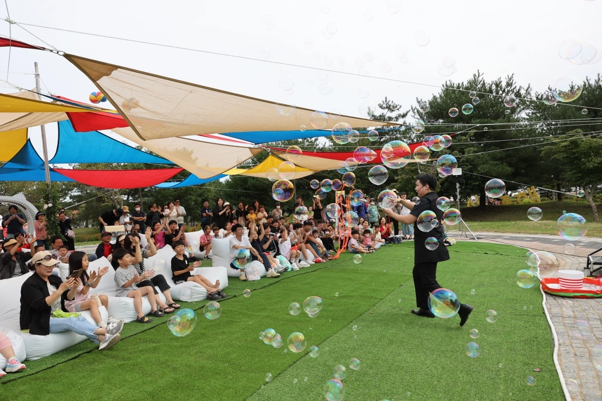 축제에서 가족들을 대상으로 비눗방울 공연이 펼쳐지고 있다. 진안군 제공