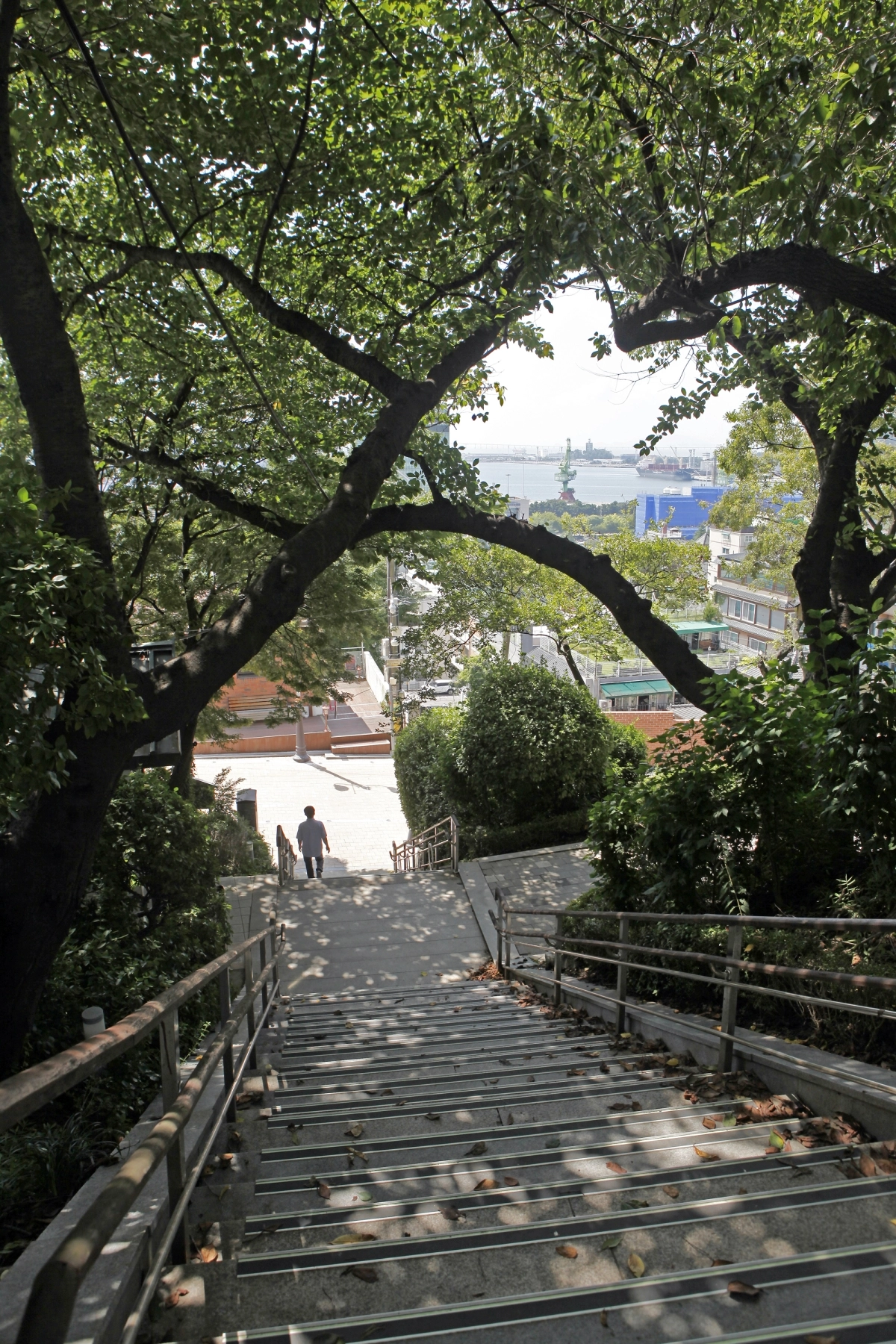자유공원 광장의 남쪽 계단. 계단 중간에서 제물포구락부 2층으로 곧장 연결된다.