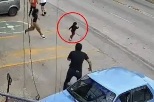 (영상)“부모보다 빨랐다”…도로 뛰어든 3살 소녀, ‘몸 던져’ 구한 마트 직원 “본능”
