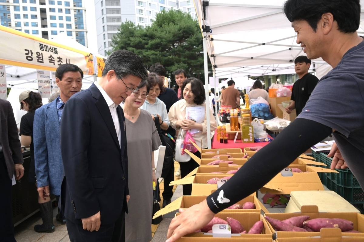 김길성(왼쪽) 구청장이 지난해 열린 추석 직거래 장터에서 지역 특산물을 둘러보고 있다. 중구 제공