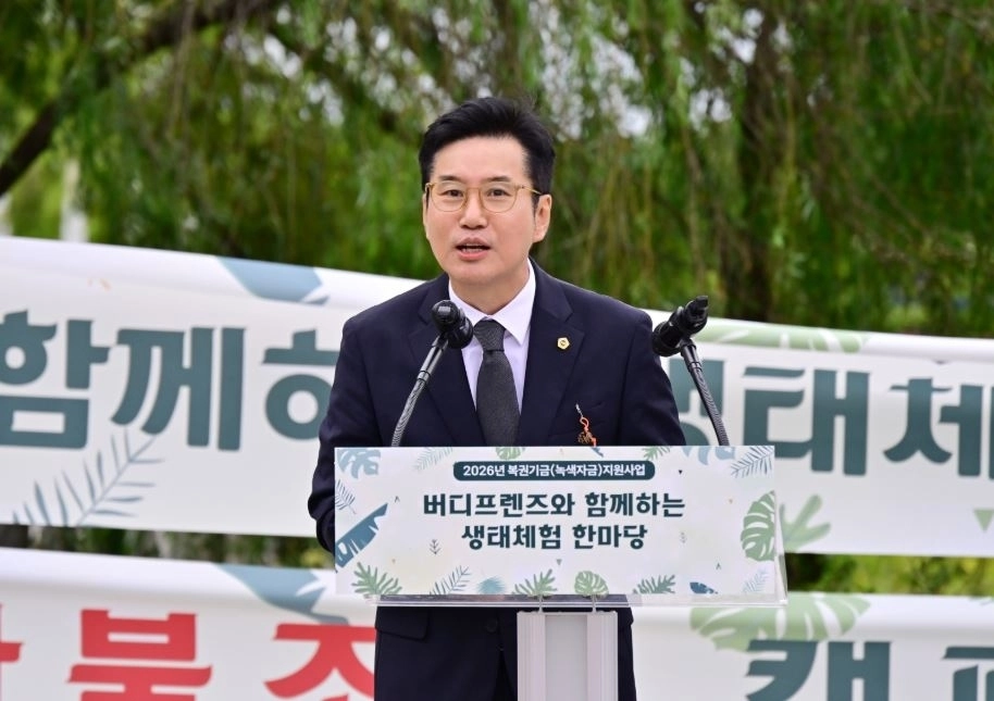 지난 10일 서울 마포구 평화의공원 별자리광장에서 열린 ‘2026 버디프렌즈와 함께하는 생태놀이 한마당-놀면서 배우는 생물다양성 이야기’에 참석해 인사말을 하는 김호진 의원. 서울시의회 제공