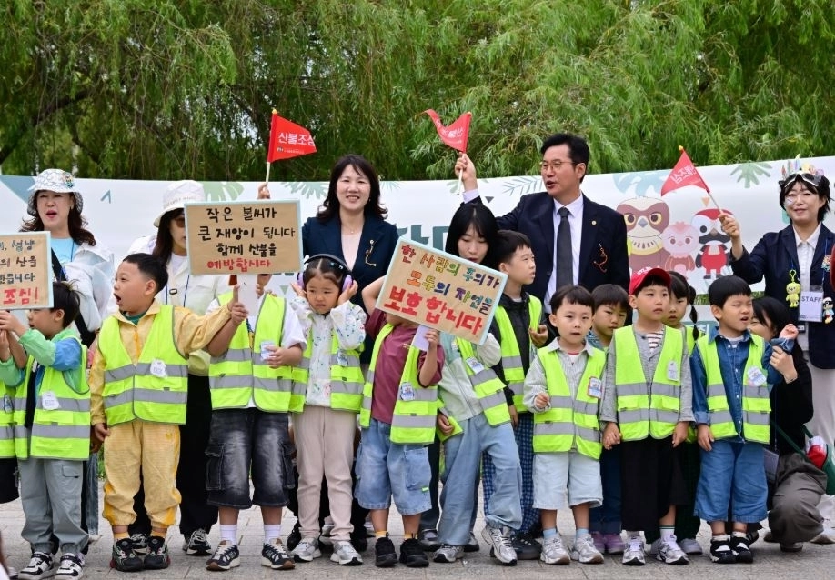 지난 10일 서울 마포구 평화의공원 별자리광장에서 열린 ‘2026 버디프렌즈와 함께하는 생태놀이 한마당-놀면서 배우는 생물다양성 이야기’. 서울시의회 제공