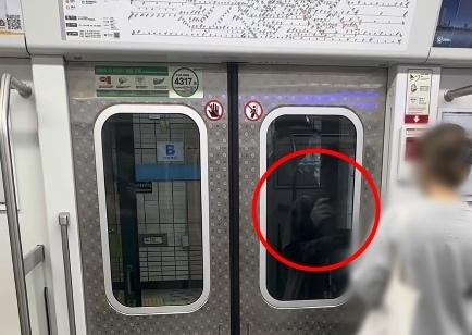 지하철 열차에 탑승하지 못한 한 남성이 스크린도어가 닫히는 것을 막으며 열차 운행을 지연시키는 모습이 포착됐다. 인스타그램(@koreailsang) 캡처