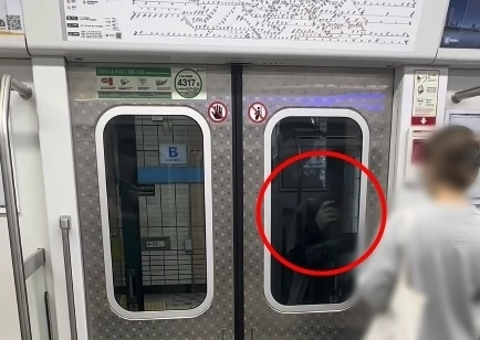 지하철 열차에 탑승하지 못한 한 남성이 스크린도어가 닫히는 것을 막으며 열차 운행을 지연시키는 모습이 포착됐다. 인스타그램(@koreailsang) 캡처