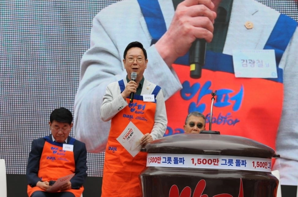 지난 10일 열린 서울 동대문구 ‘밥퍼 1500만 그릇 돌파 감사행사’에서 축사하는 김광철 의원. 서울시의회 제공