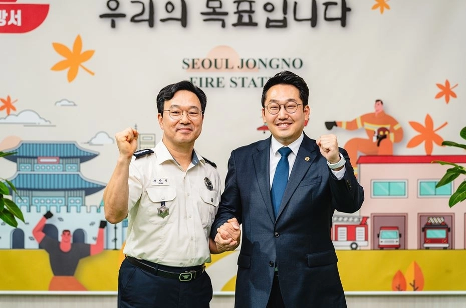 장만석 종로소방서장(왼쪽)과 선정환 의원. 서울시의회 제공