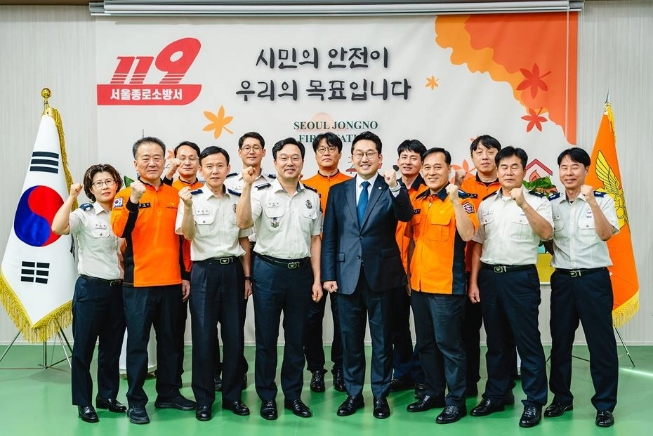 지난 9일 종로소방서를 방문해 장만석 종로소방서장과 현장 간담회를 갖은 선정환 의원이 참석자들과 기념촬영을 하고 있다. 서울시의회 제공