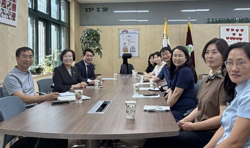 지난 8일  삼성고등학교를 방문한 김정애 의원(상단-왼쪽에서 두 번째). 서울시의회 제공