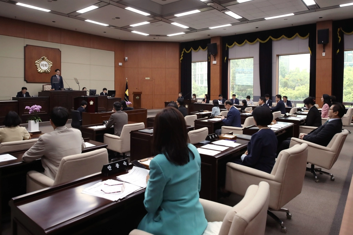 서초구의회는 10일 열린 제352회 정례회 제3차 본회의에서 공공시설 셔틀버스 운영 조례안 등 5건의 안건을 처리하고, 2026년도 제2회 추가경정예산안 심사를 위한 예산결산특별위원회를 구성했다. 사진: 서초구의회 제공.
