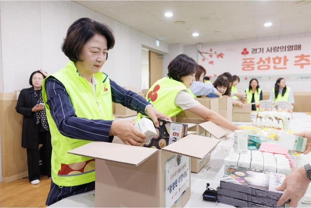 추미애 경기도지사가 11일 수원특례시 광교종합사회복지관에서 열린 2026 풍성한 추석 사랑나눔 전달식을 마치고 추석 꾸러미 포장 봉사활동을 하고 있다. 경기도 제공