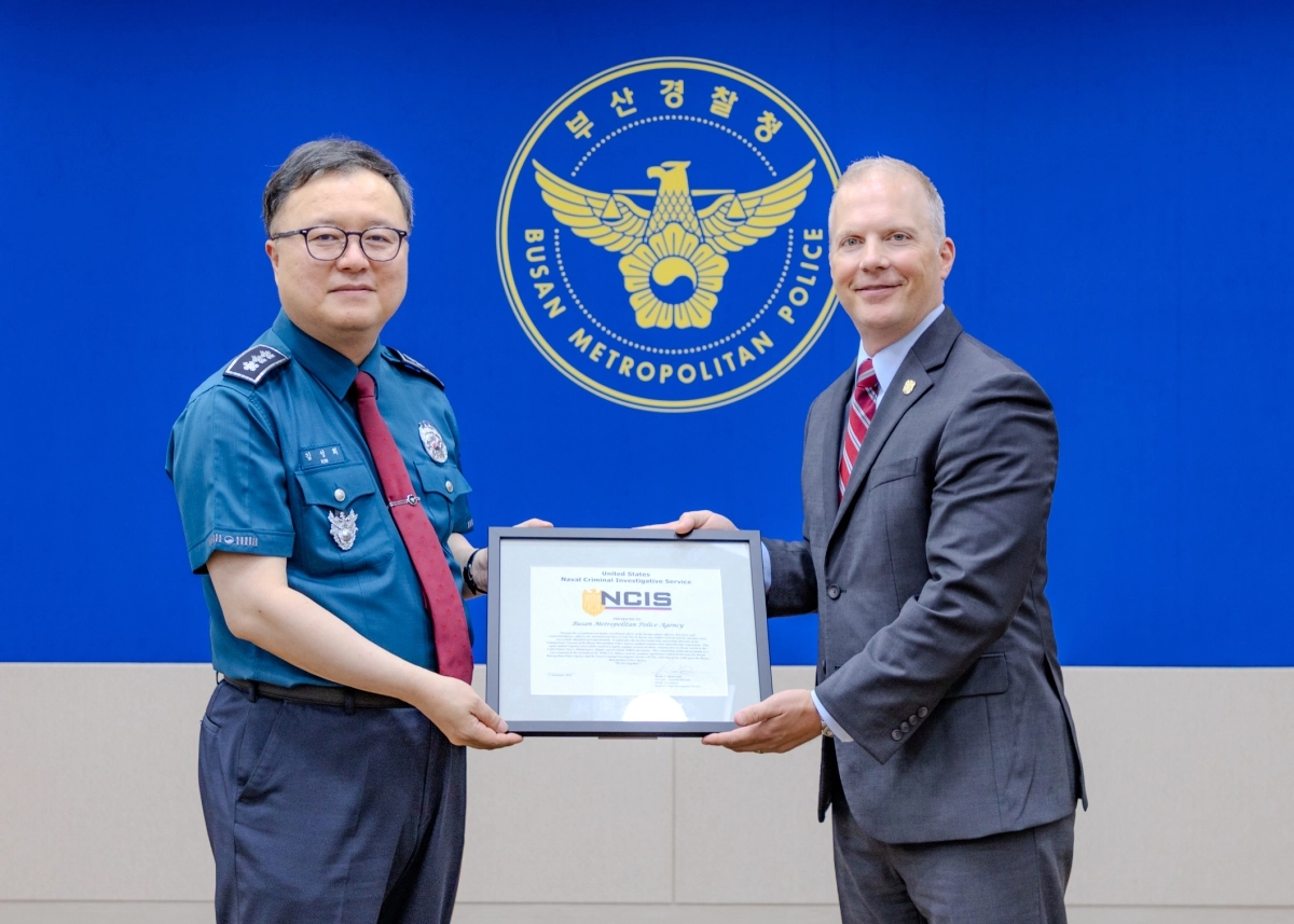 김성희 부산경찰청장이 11일 미 해군 범죄수사국 관계자로부터 감사장을 전달받고 있다. 부산경찰청 제공