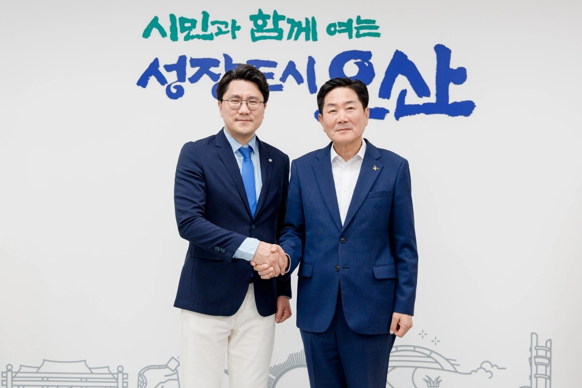 조용호 오산시장(오른쪽)과 화장품 전문 제조업체인 메카코스 정환욱가 투자계획 및 신규고용 협력에 대해 협의한 뒤 기념 촬영을 하고 있다. 오산시 제공