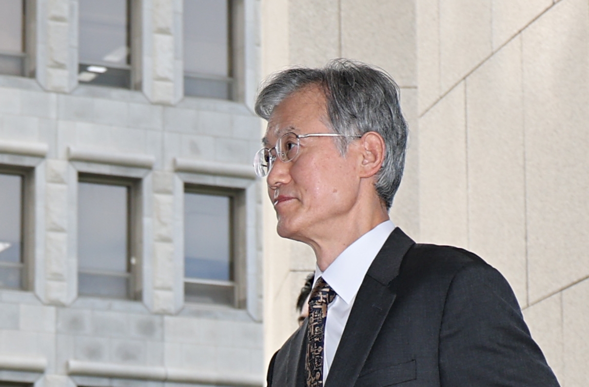 조희대 대법원장이 11일 오전 서울 서초구 대법원으로 출근하고 있다. 뉴시스