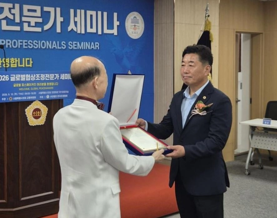 지난 10일 ‘2026 글로벌협상조정전문가 세미나’에서 사단법인 한국조정협회로부터 감사패를 수상한 한신 위원장. 서울시의회 제공