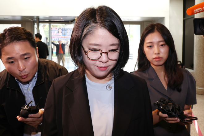 與 “용혜인, 국민 눈높이서 엄중히 볼 것”