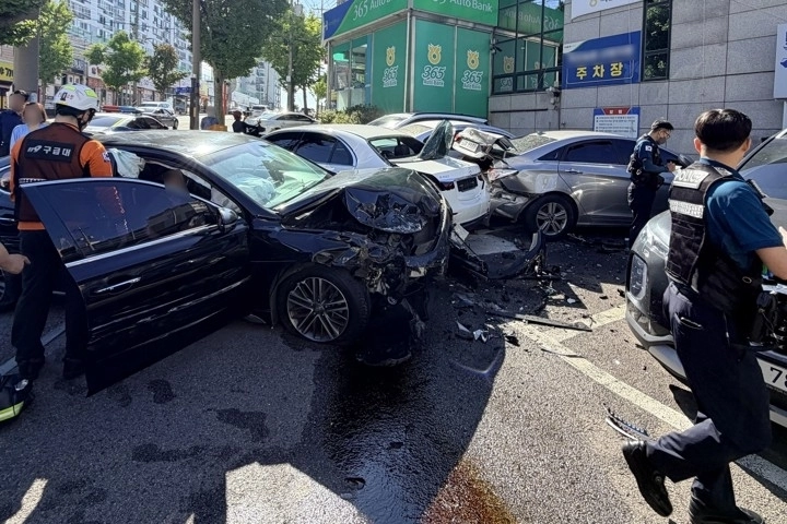 11일 오전 전남광주 목포시 산정동 한 농협 주차장에서 경찰과 소방대원들이 차량 사고 현장을 수습하고 있다. (전남광주통합소방본부 제공)