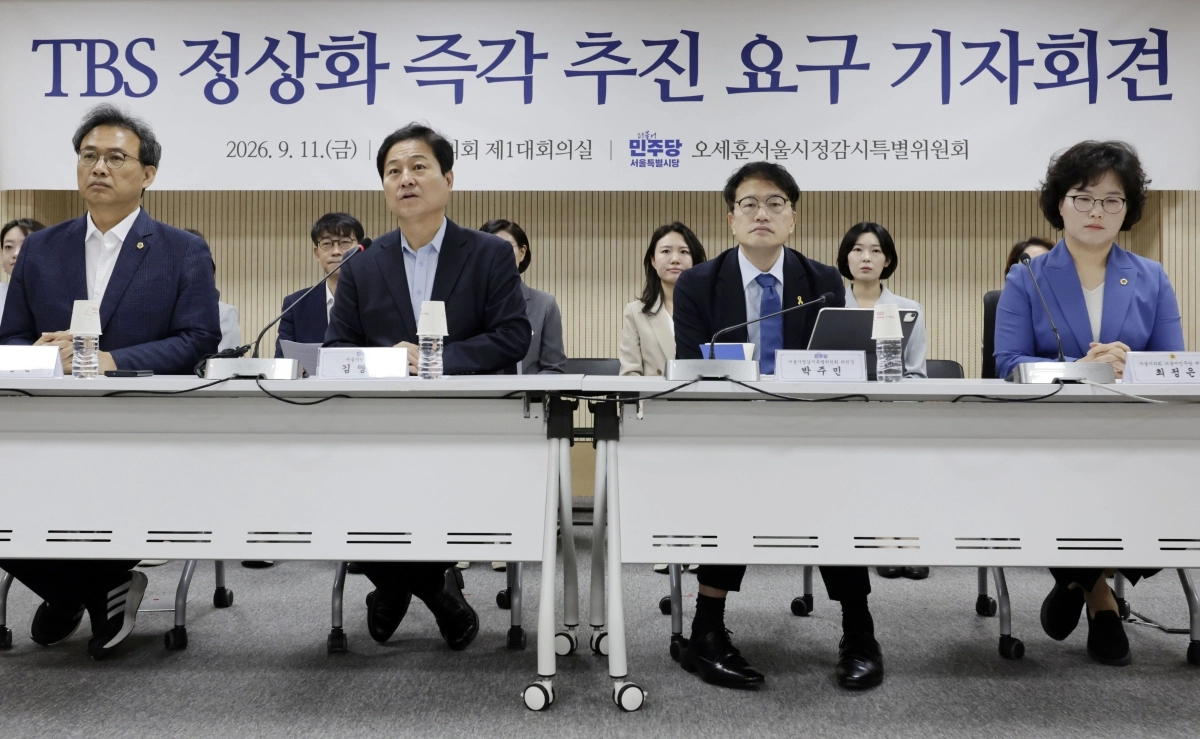 김영배(왼쪽 두 번째) 더불어민주당 서울시당위원장이 11일 서울시의회 의원회관에서 열린 더불어민주당 서울시당 오세훈서울시정감시특위 ‘TBS 정상화 즉각 추진 요구 기자회견’에서 발언하고 있다. 뉴시스