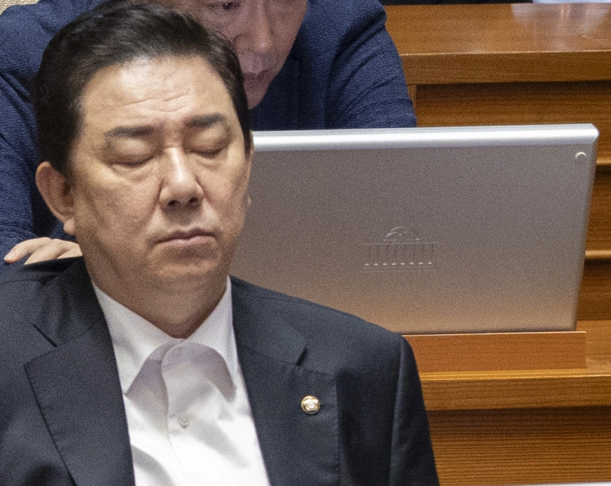 김병기 무소속 의원이 지난 9월 7일 국회에서 열린 본회의에 참석해 교섭단체 대표 연설을 듣고 있다. 연합뉴스