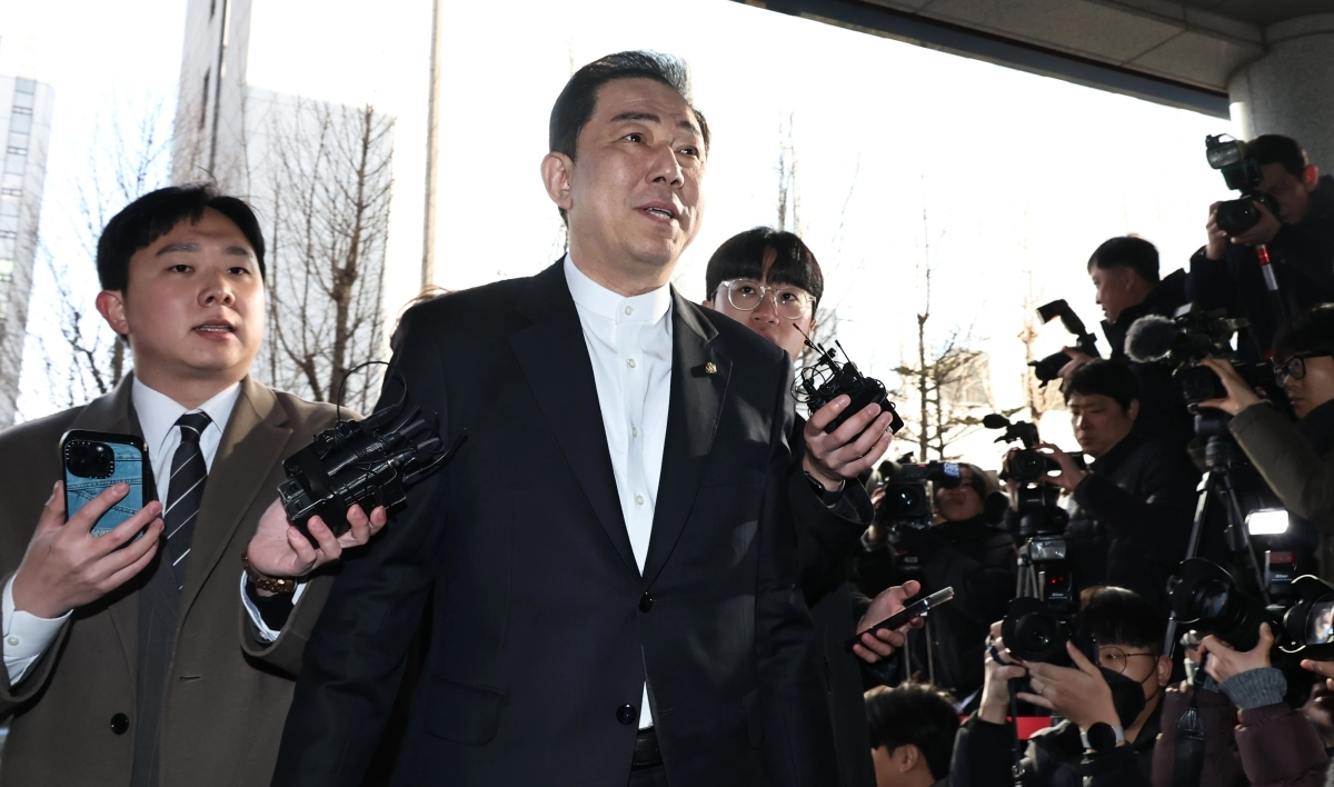 김병기 무소속 의원이 지난 2월 26일 서울 마포구 서울경찰청 공공범죄수사대에 피의자 신분으로 조사를 받기 위해 출석하고 있다. 연합뉴스