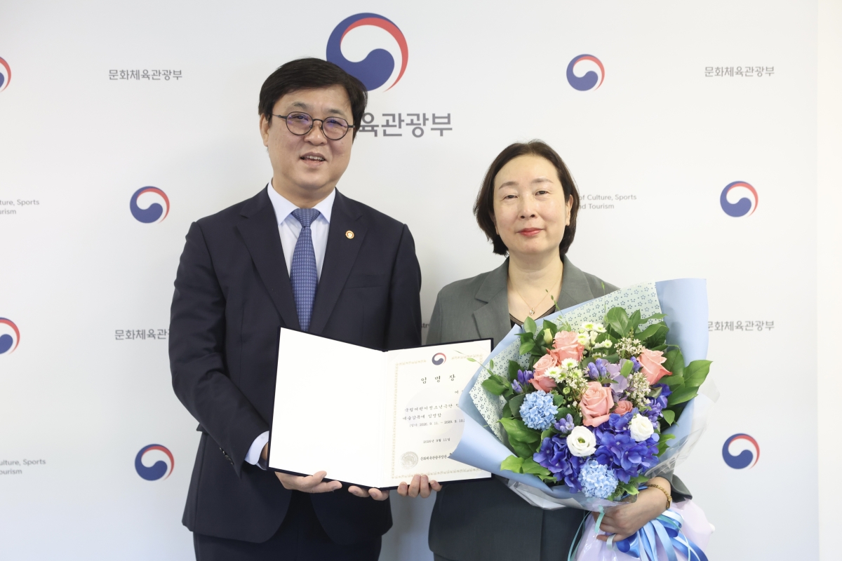 어연선(오른쪽) 국립어린이청소년극단 단장 겸 예술감독이 11일 서울 종로구 국립현대미술관 서울관에서 최휘영 문화체육관광부 장관에게 임명장을 받은 뒤 기념촬영을 하고 있다. 문체부 제공