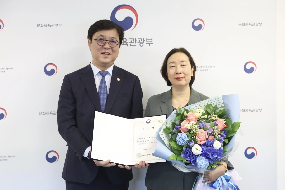 어연선(오른쪽) 국립어린이청소년극단 단장 겸 예술감독이 11일 서울 종로구 국립현대미술관 서울관에서 최휘영 문화체육관광부 장관에게 임명장을 받은 뒤 기념촬영을 하고 있다. 문체부 제공