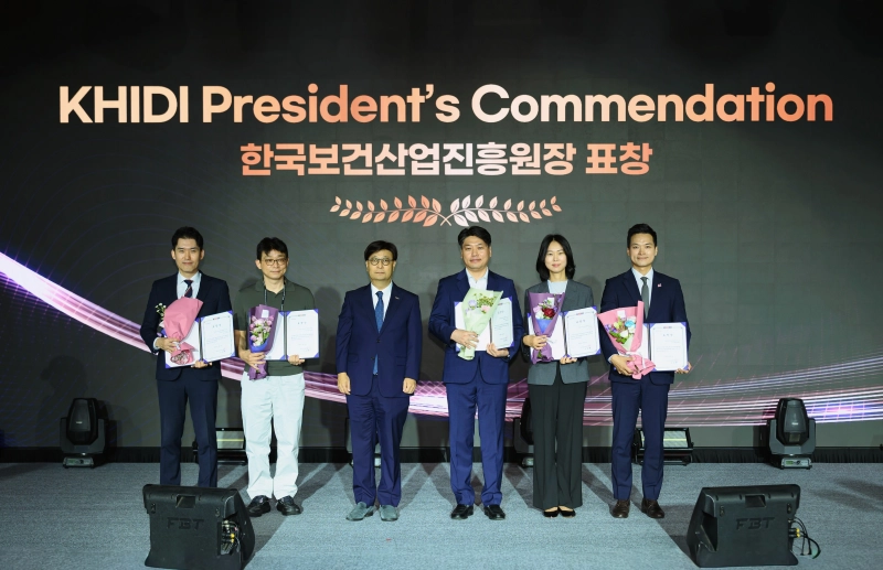 한국로슈 김지연 이사(오른쪽에서 두 번째), ‘2026 바이오헬스 글로벌 오픈이노베이션 유공자 포상’ 개인 부문에서 한국보건산업진흥원장 표창을 수상했다. 한국로슈 제공