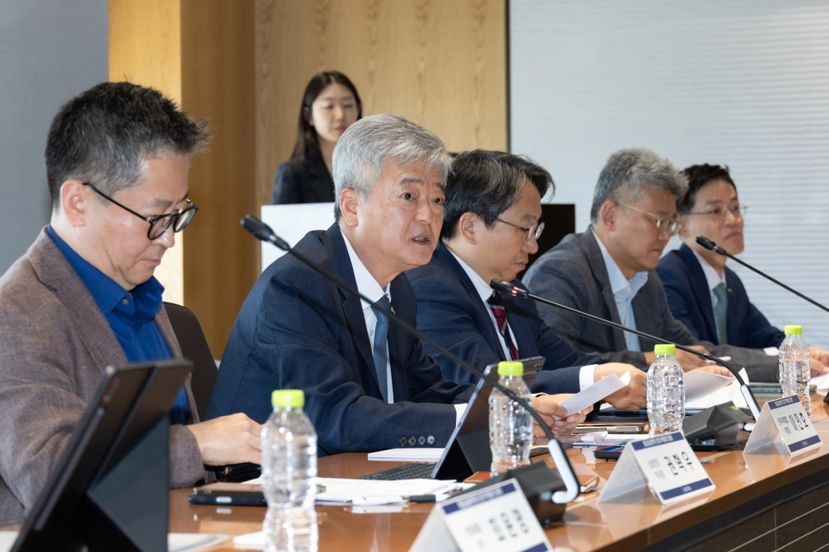 한국무역협회(KITA)가 11일 서울시 강남구 삼성동 트레이드타워에서 개최한 ‘통상교섭본부장 초청 무역업계 간담회’에서 이인호(왼쪽 두번째) 한국무역협회 부회장이 발언하고 있다. 한국무역협회 제공