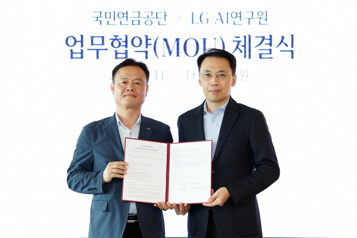 이화영(오른쪽) LG AI연구원 사업개발부문장과 강창남 국민연금공단 기금운용본부 지원부문장이 11일 서울 마곡 LG AI연구원 본사에서 기금운용 특화 AI 개발을 위한 업무협약을 체결하고 기념사진을 촬영하고 있다. LG AI연구원 제공