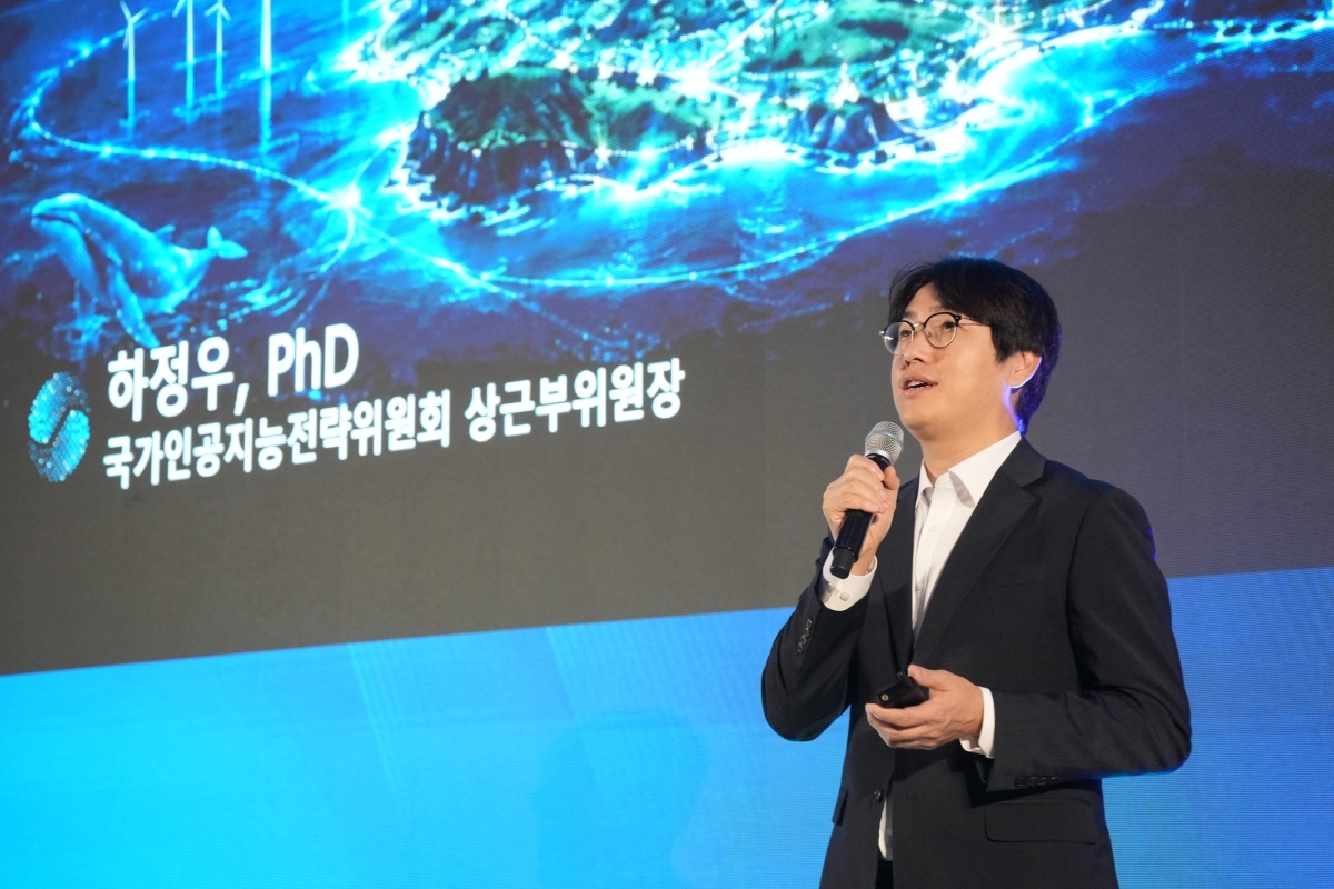 하정우 국가인공지능전략위원회 부위원장이 11일 오후 제주시 첨단로 카카오 스페이스 닷 원에서 열린 ‘제주 AX 대전환 비전 선포식’에서 특별강연을 하고 있다. 제주도 제공