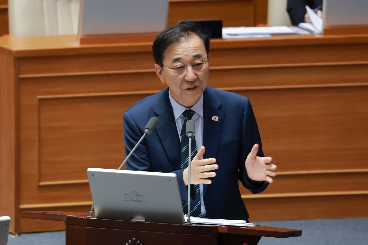 김윤덕 국토교통부 장관이 11일 국회에서 열린 정기국회 제7차 본회의 경제 분야 대정부질문에서 박수민 국민의힘 의원 질문에 답하고 있다. 연합뉴스