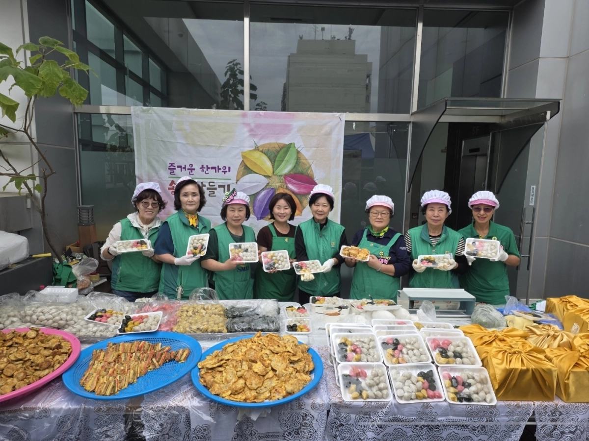 지난 10일 서울 노원구 중계2·3동 주민센터에서 열린 노원구 새마을부녀회(회장 이종선)의 즐거운 한가위 송편 만들기 및 나눔 행사에 참석한 채유미 의원(왼쪽에서 네 번째). 서울시의회 제공